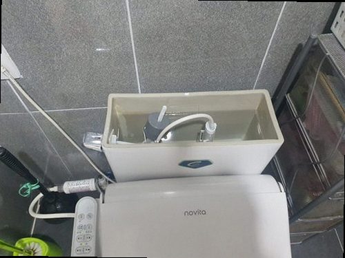 서해구·검단구 가좌동 하수구막힘 배수구 주변과 연결 배관을 점검하는 모습
