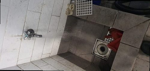 서해구·검단구 하수구막힘 배수구 주변의 물 고임과 오염 상태를 확인하는 모습