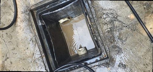 서해구·검단구 하수구막힘 배수 상태를 확인한 뒤 주변을 정리하고 관리 방법을 안내하는 장면