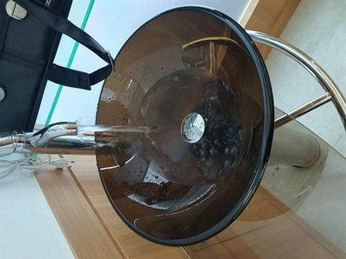 서해구·검단구 하수구막힘 아파트 욕실 바닥 배수구 주변의 물 고임과 배수 상태를 확인하는 모습