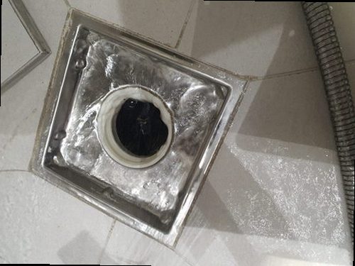 서해구·검단구 신현동 하수구막힘 배수구 주변의 물 고임과 오염 상태를 확인하는 모습