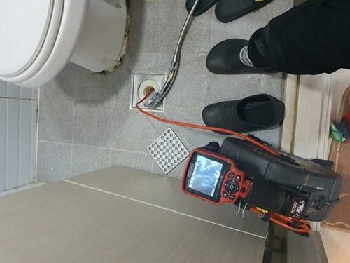 서해구·검단구 하수구막힘 배관 내부 상태를 확인한 뒤 배수 흐름을 점검하는 작업 과정